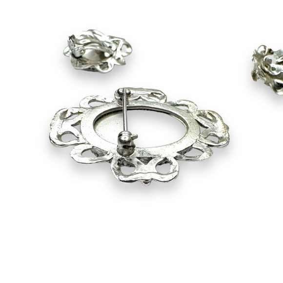 Whiting & Davis Co Matte Cameo Silvertone Brooch Clip On Earrings - Picture 6 of 10